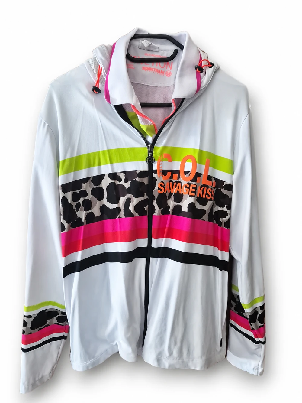 Freigestelltes Produktfoto einer weißen Sportjacke mit neonfarbenen Streifen und Leomuster