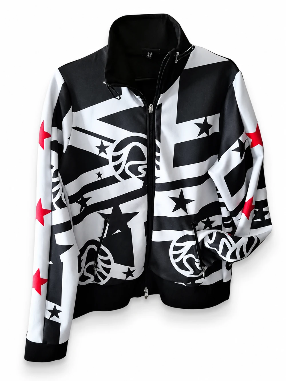 Freigestelltes Produktfoto einer schwarz-weißen Jacke mit grafischem Muster und roten Sternen