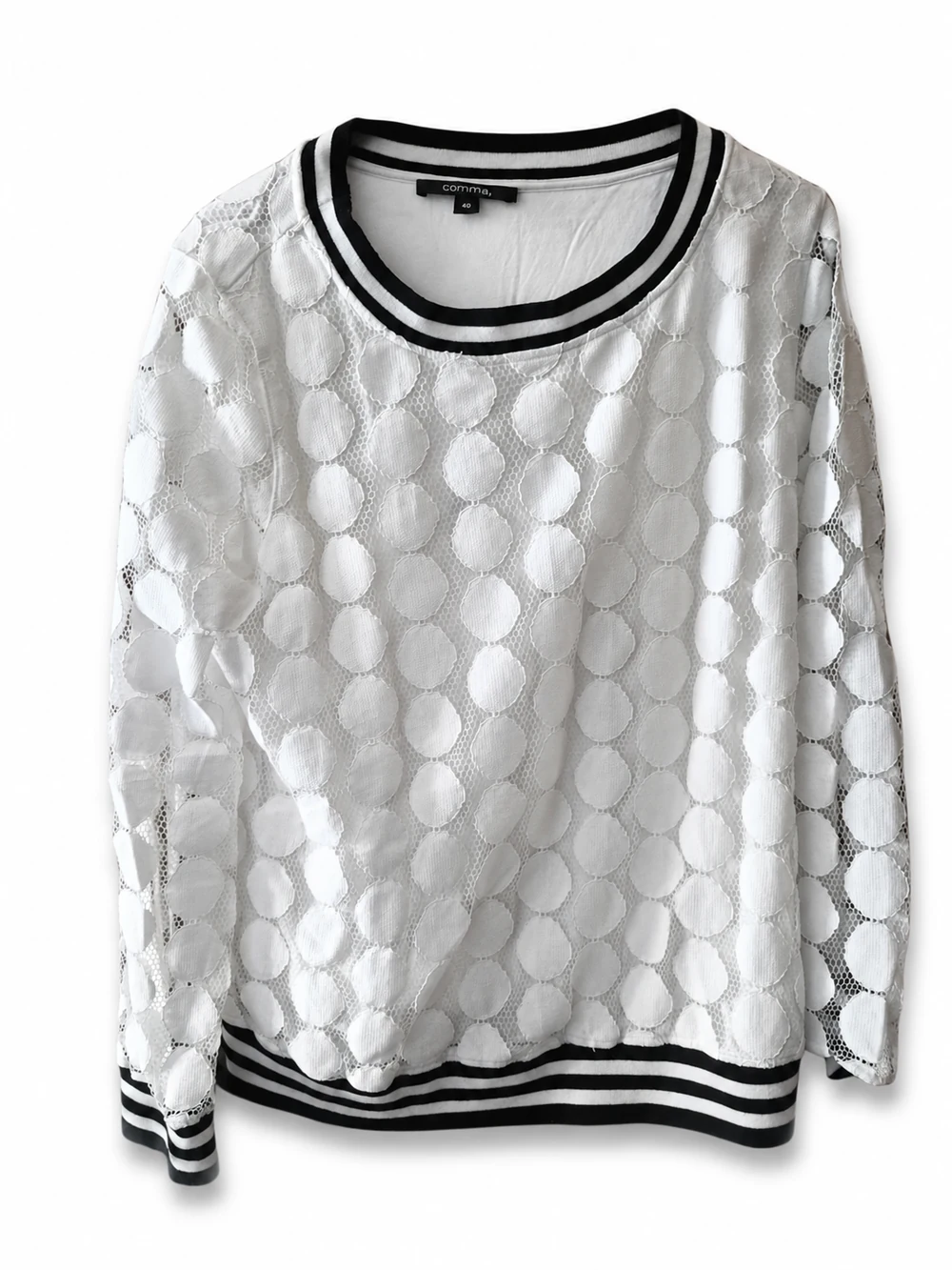 Freigestelltes Produktfoto eines weißen Spitzenshirts mit schwarzen Bündchen